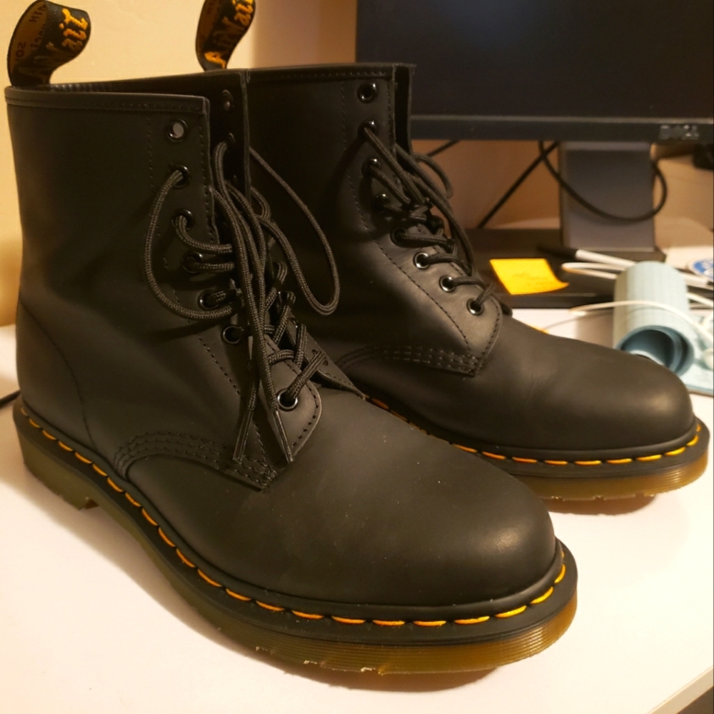 Dr. Martens Air Wair 11822 Black/Noir Boots Mens US size 11